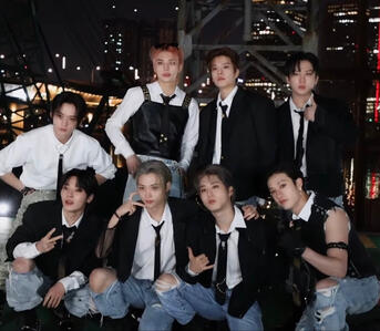 STRAY KIDS